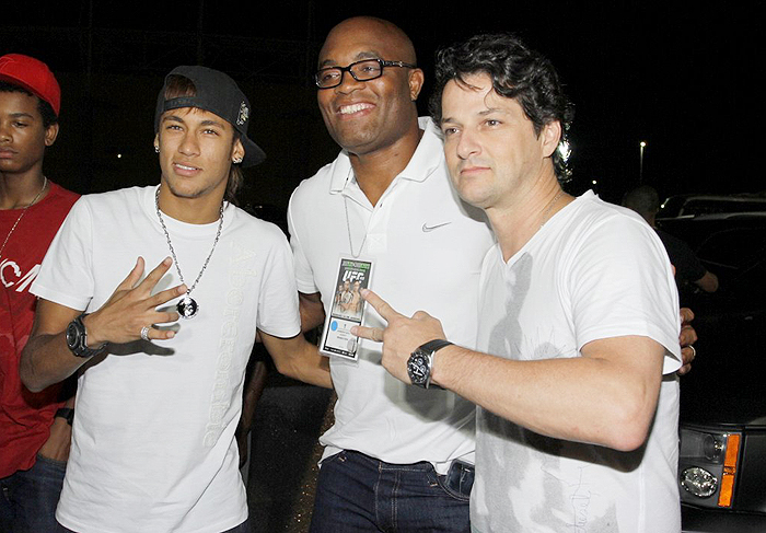 Neymar, Anderson Silva e Marcelo Serrado se divertem antes do início dos combates