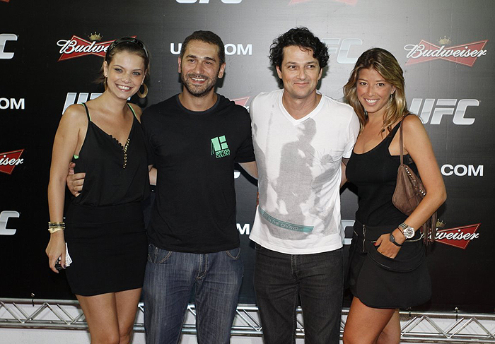 Colegas de elenco, Milena Toscano e Marcelo Serrado, conferem UFC Rio com seus pares