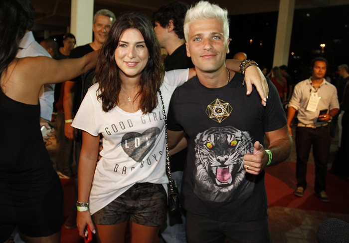 O loiríssimo Bruno Gagliasso com a amiga Fernanda Paes Leme nos bastidores do UFC Rio