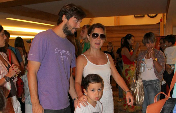 Adriana Esteves e Vladimir Brichta levam seu filho ao teatro - O Fuxico