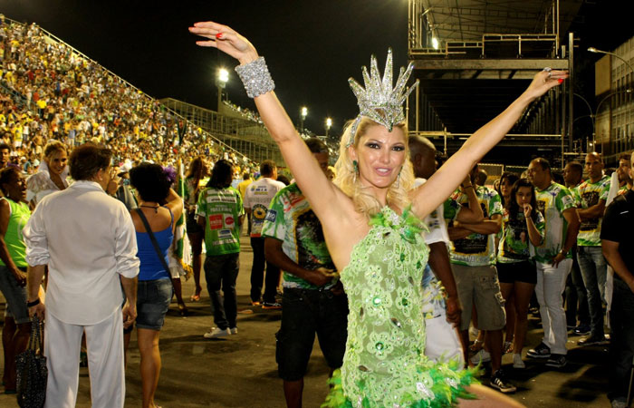 Ângela Bismarchi e Antonia Fontenelle vão ao ensaio da Mocidade - O Fuxico