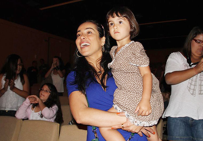 Cassia Linhares levou a filha para o espetáculo.