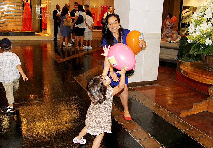 Filhos da atriz brincaram nos corredores do shopping.