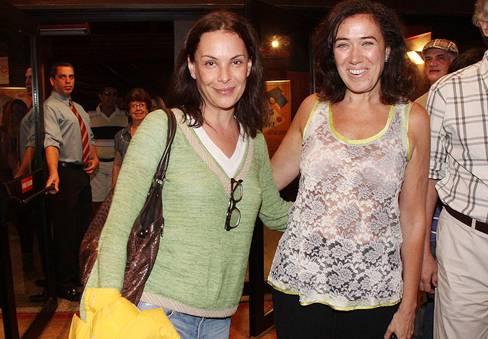 Lília Cabral e Carolina Ferraz se cumprimentaram na entrada do teatro