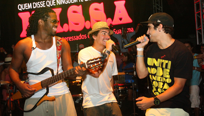 Caio Castro canta ao lado do Trio Ternura na praia de Jurerê