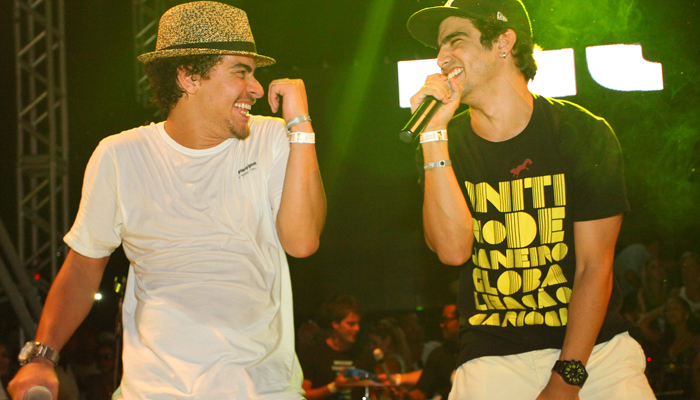 Caio Castro canta ao lado do Trio Ternura na praia de Jurerê