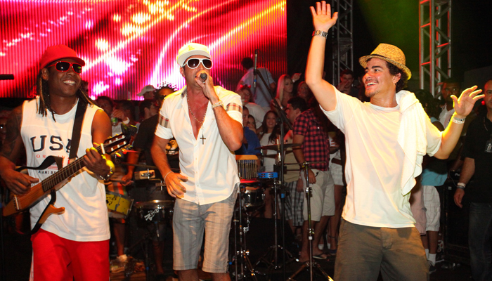 Caio Castro canta ao lado do Trio Ternura na praia de Jurerê