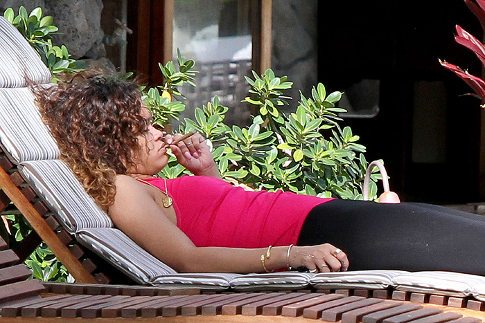 Rihanna é flagrada fumando cigarro pra lá de suspeito, no Havaí