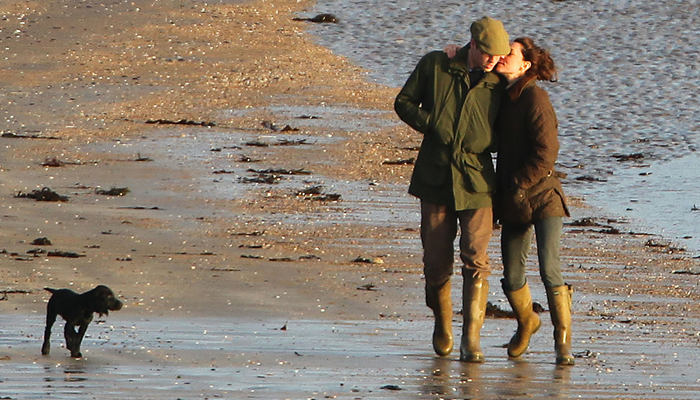 Príncipe William e Kate Middleton passeiam por praia com novo membro da família
