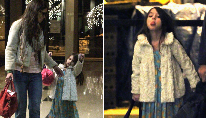 Suri Cruise mostra a língua para fotógrafos