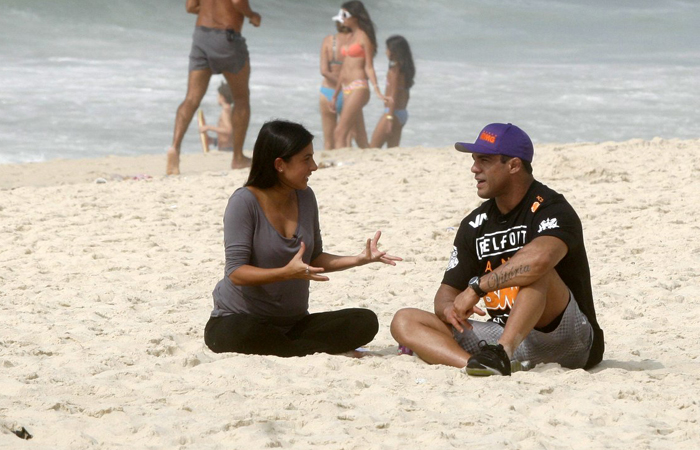 Vitor Belfort dá entrevista e tira foto com os fãs no Leblon - Edson Teófilo/Aphotos