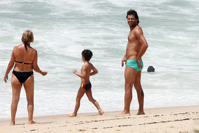 Henri Castelli se diverte com o filho na praia da Macumba, no Rio