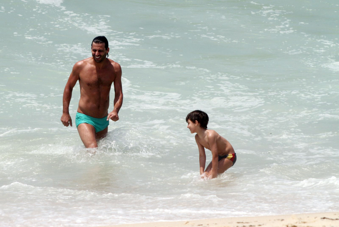 Henri Castelli se diverte com o filho na praia da Macumba, no Rio