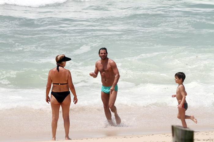 Henri Castelli se diverte com o filho na praia da Macumba, no Rio