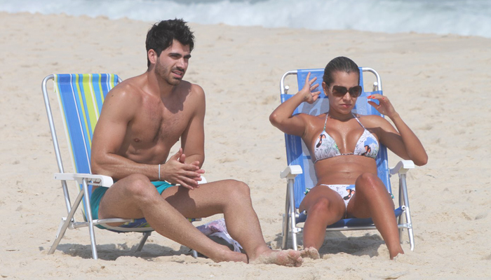 Ex-BBBs Rodrigão e Adriana namoram na praia no Rio