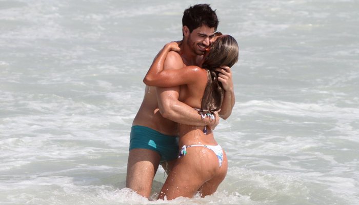 Ex-BBBs Rodrigão e Adriana namoram na praia no Rio