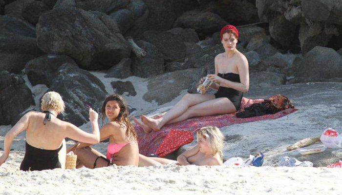 Florence Welch se esbalda em praia carioca
