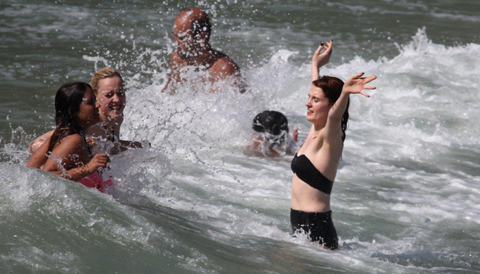 Florence Welch se esbalda em praia carioca
