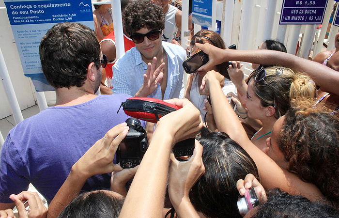 Caio Castro causa tumulto durante gravação na praia