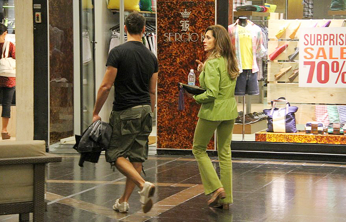 Christiane Torloni vai ao shopping com o filho