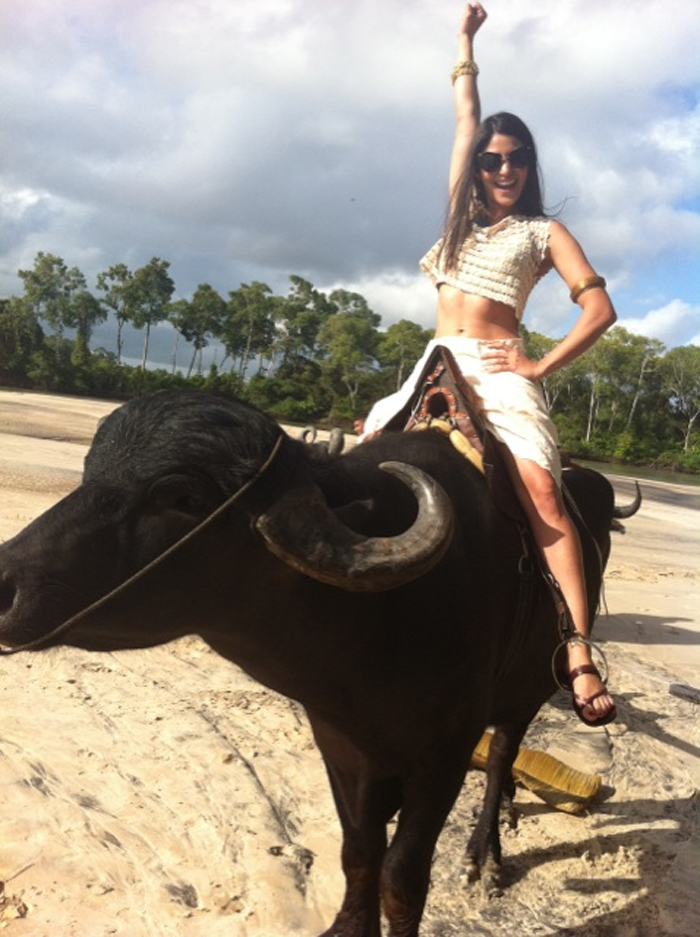 Carol Castro posa em cima de búfalo no Pará 