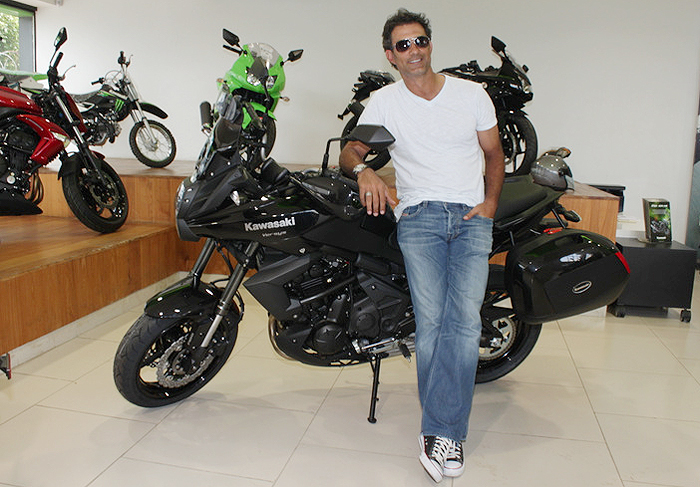Marcos Pasquim retira nova moto no Rio de Janeiro