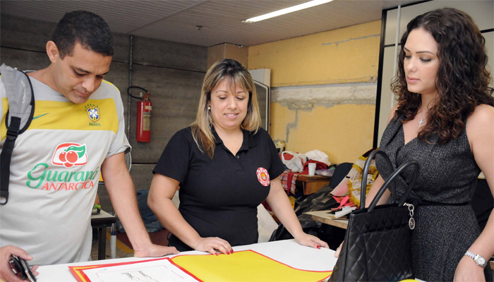 Tânia Mara vai ao barracão da Renascer de Jacarepaguá