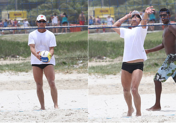 Marcello Novaes joga futevôlei na praia  