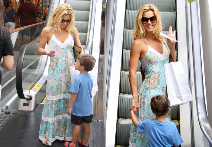 Carolina Dieckman passeia com o filho em shopping no Rio