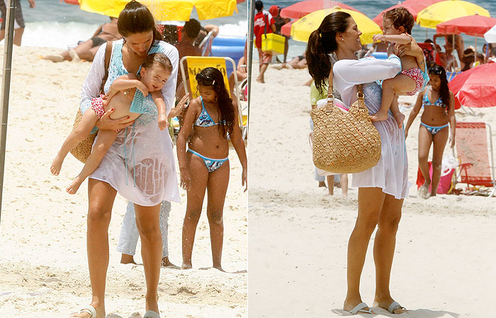 Daniella Sarahyba vai à praia com a filha