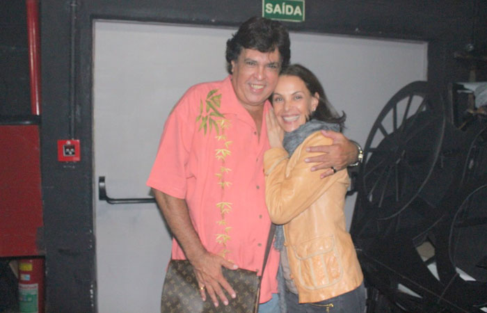 Carolina Ferraz assiste o musical Xanadu no Leblon - O Fuxico