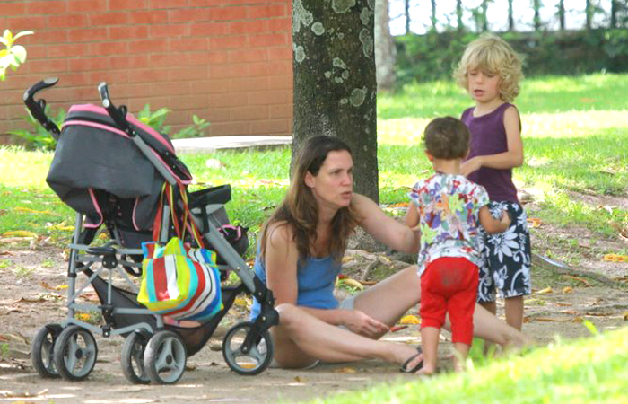 Vanessa Lóes leva os filhos para brincar - Ag.News