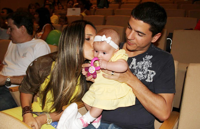  Fernanda Pontes leva a filha ao teatro - Ag.news