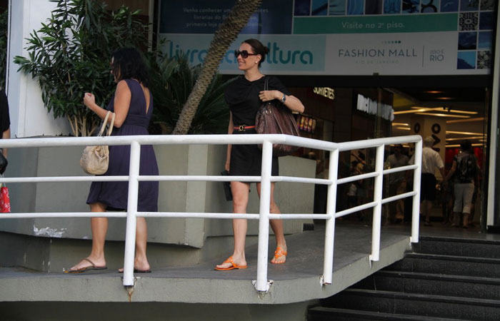 Carolina Ferraz passeia com amiga em shopping do Rio - O Fuxico