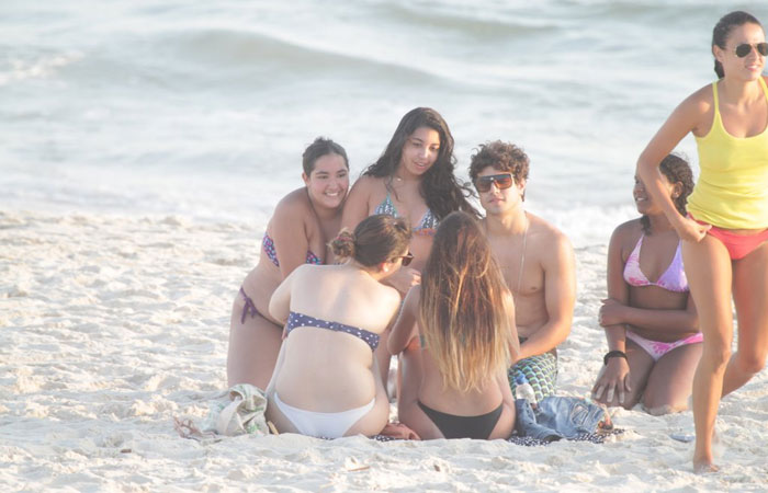 Caio Castro curte praia na Barra da Tijuca ao lado de amigas - O Fuxico