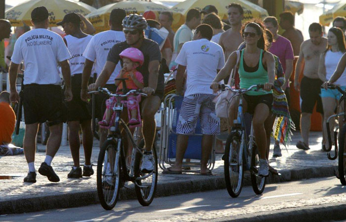 Daniella Sarahyba leva filha para pedalar no Leblon - O Fuxico