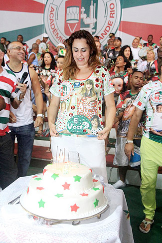 Daniela Escobar comemorou seu aniversário na quadra da Grande Rio