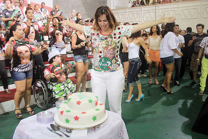 Daniela Escobar comemorou seu aniversário na quadra da Grande Rio