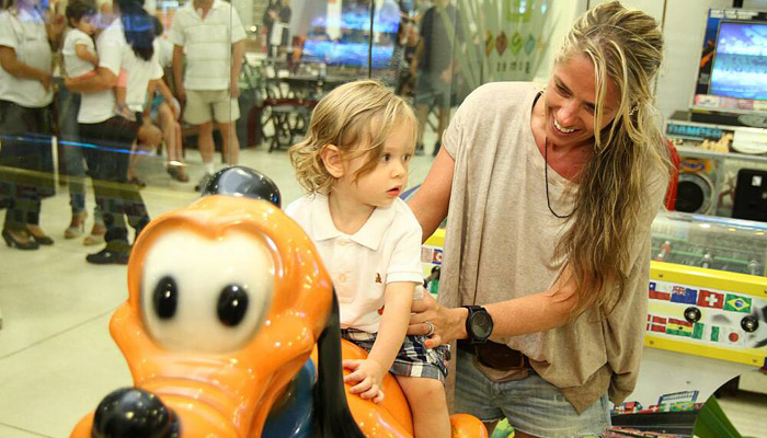 Após curtir piscina, Adriane Galisteu leva Vittorio para brincar no Guarujá