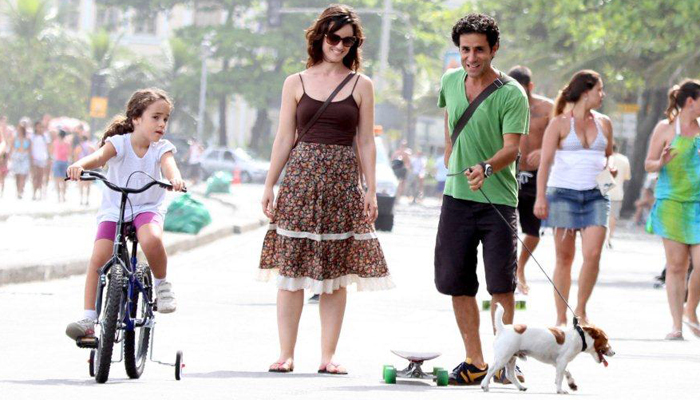 Carolina Kasting passeia com a filha pelo Rio de Janeiro 