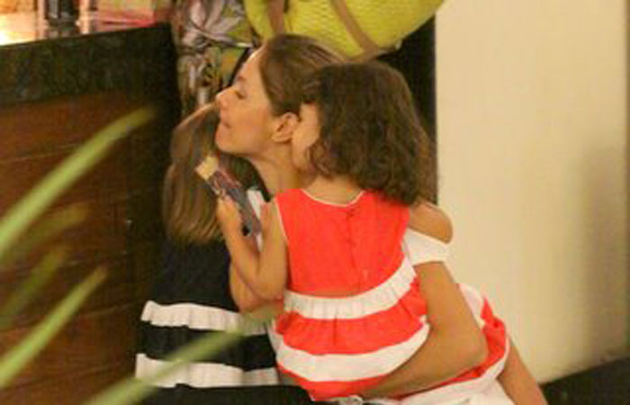 Bianca Rinaldi passeia com as filhas em shopping do Rio - O Fuxico