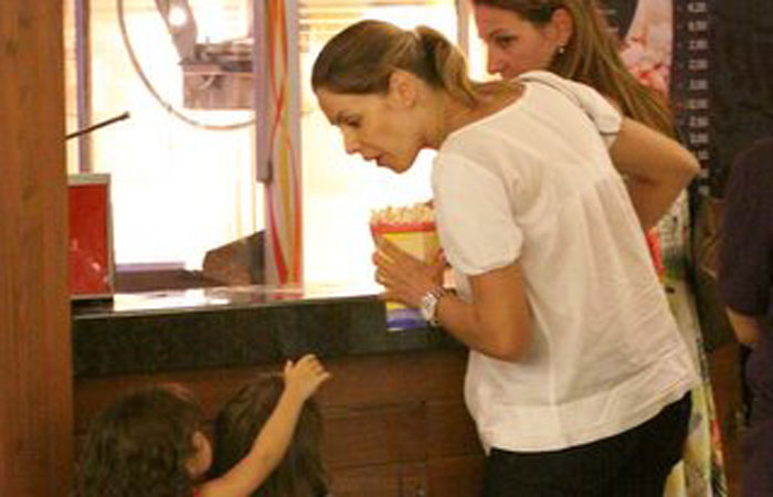 Bianca Rinaldi passeia com as filhas em shopping do Rio - O Fuxico