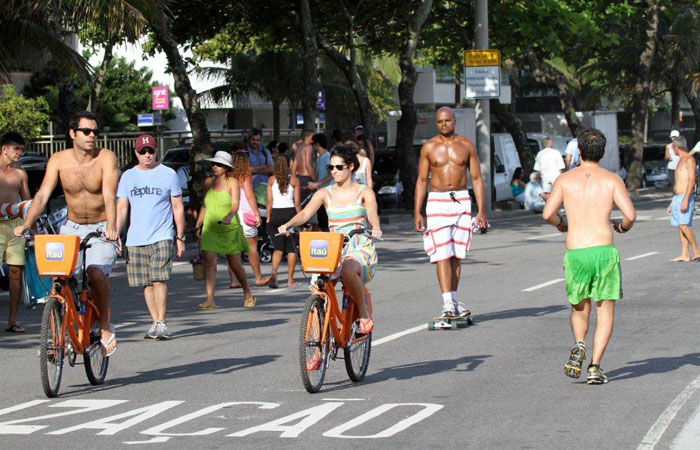 Maria Flor pedala na orla do Leblon com o namorado - O Fuxico