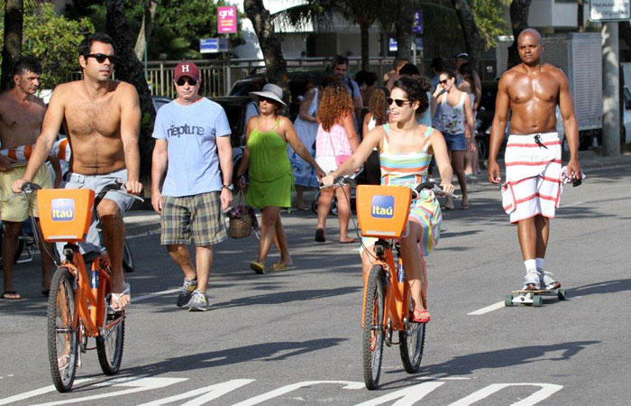 Maria Flor pedala na orla do Leblon com o namorado - O Fuxico