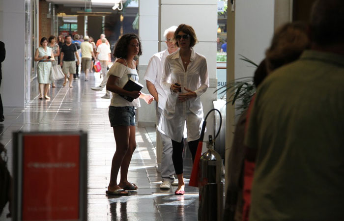 Mônica Torres passeia com a filha e o namorado em shopping do Rio - O Fuxico