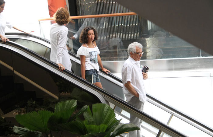 Mônica Torres passeia com a filha e o namorado em shopping do Rio - O Fuxico