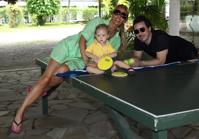 A apresentadora posou com o marido e o filho em cima da mesa de ping-pong.