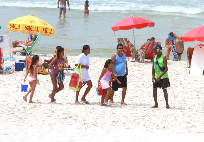  Zeca Pagodinho leva o neto e a filha à praia 