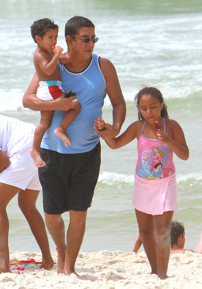  Zeca Pagodinho leva o neto e a filha à praia 
