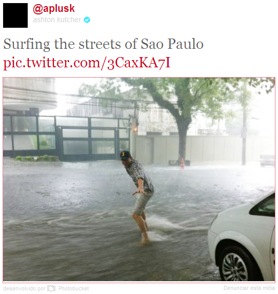 Ashton Kutcher posta foto surfando em enchente de São Paulo